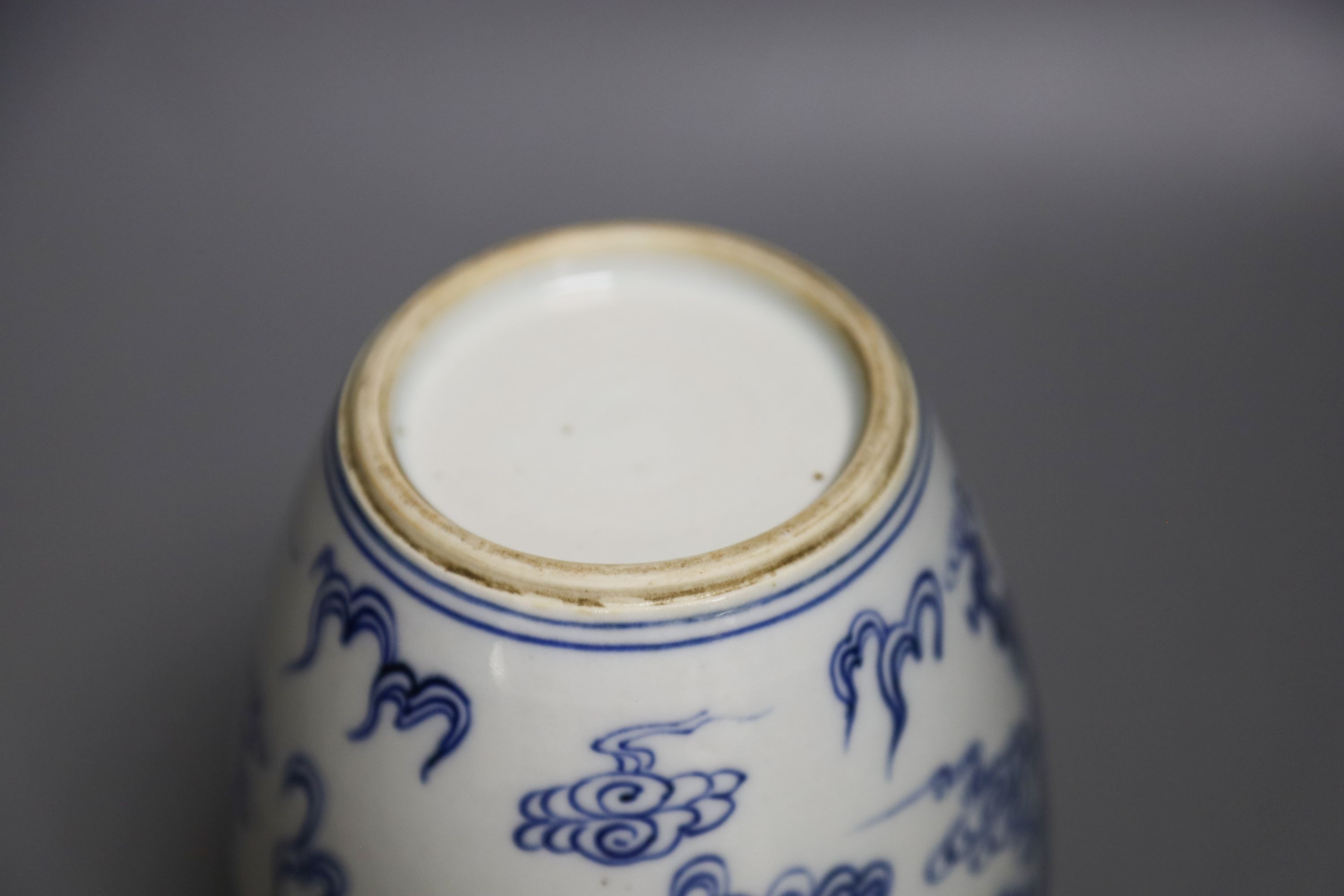 A Chinese blue and white ‘dragon’ jar, 14cm
